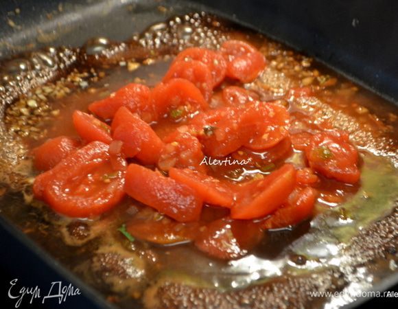 Добавить на сковороду очищенный и мелко порубленный или раздавленный чеснок, добавить бульон и уксус бальзамический. Вернуть свиные отбивные, добавить свежие нарезанные помидоры или баночные 400 г, каперсы. Готовить до готовности свиных отбивных, можно добавить бульон в процессе.
