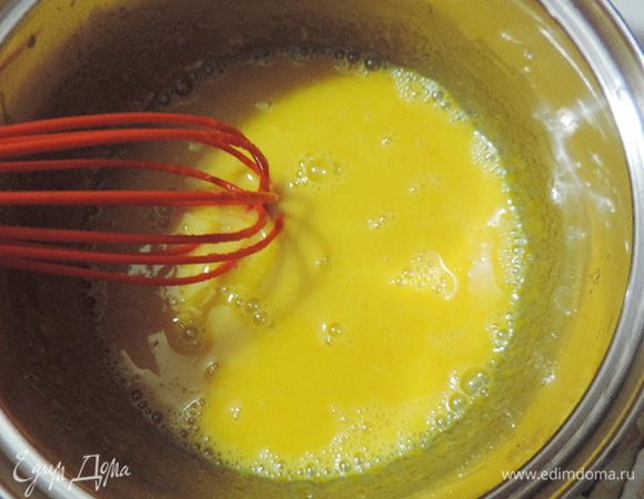 Пока печется бисквит, можно приготовить мусс. 
Соединяем желтки, сахар и молоко. венчиком перемешиваем их до однородности.
Ставим на средний огонь и, постоянно помешивая, доводим смесь до загустения, но не кипятим. Если у вас есть термометр и желание им воспользоваться, то доводим смесь до температуры примерно 83 градуса Цельсия.