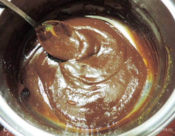 Снимаем смесь с огня и сразу добавляем шоколад (плиточный поломать на кусочки). Добавляем заранее замоченный в холодной воде (1 ст.л) и растопленный желатин и перемешиваем до полной однородности.