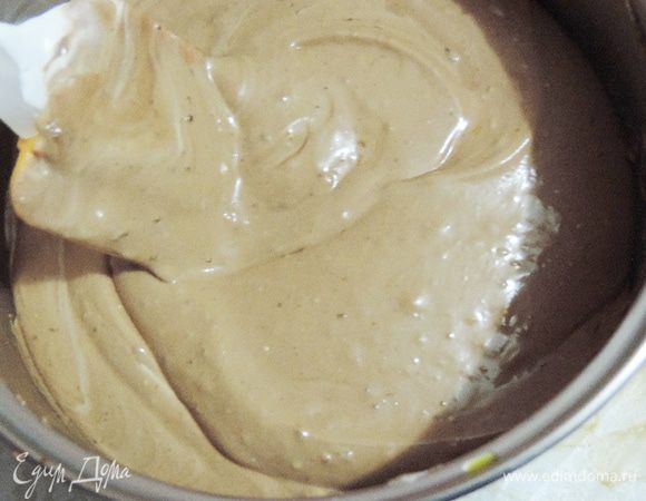 Когда шоколадная смесь остынет до комнатной температуры, добавляем в два приема сливки. Каждый раз аккуратно перемешиваем лопаткой.
Получаем очень вкусный мусс.