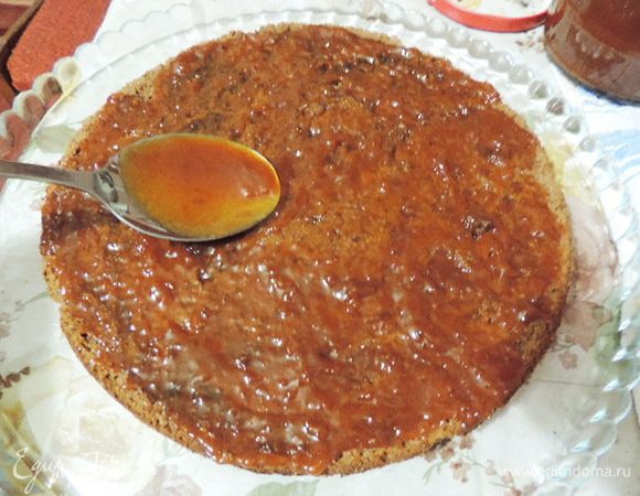  Приступаем к сборке. Первый шоколадный пласт смазываем примерно двумя столовыми ложками густого абрикосового джема. Ложки я набирала без горки. Количество джема не должно быть очень большим, но ориентируйтесь на свой вкус и здравый смысл)