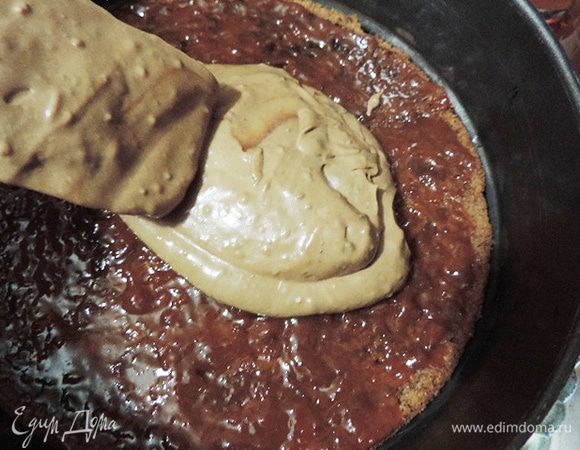 Теперь заключаем наш корж в кольцо от формы, в которой выпекался бисквит. Сверху выливаем треть шоколадного мусса, равномерно распределяем.