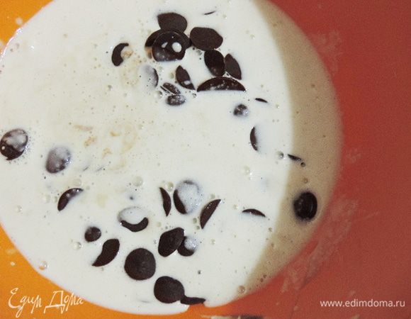 А тем временем приступим к глазури. Сливки довести до кипения, но не кипятить. Вылить сливки в миску с поломанным шоколадом. Подождать пару минут и перемешать до однородности.