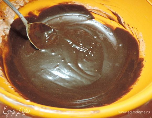 Параллельно этому довести до кипения воду с сахаром, добавить какао, перемешать до однородности. Смешать эту массу с шоколадными сливками, добавить заранее замоченный в двух столовых ложках воды и растопленный желатин. Все перемешать, накрыть пищевой пленкой и поставить в миску с холодной водой или вынести на холод. Наша глазурь должна остыть до температуры чуть ниже комнатной и сильно загустеть.