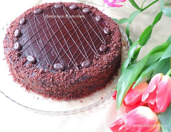 Верх украсила при помощи кондитерского мешочка полосочками из растопленного шоколада и положила шоколадные "кофейные зернышки".