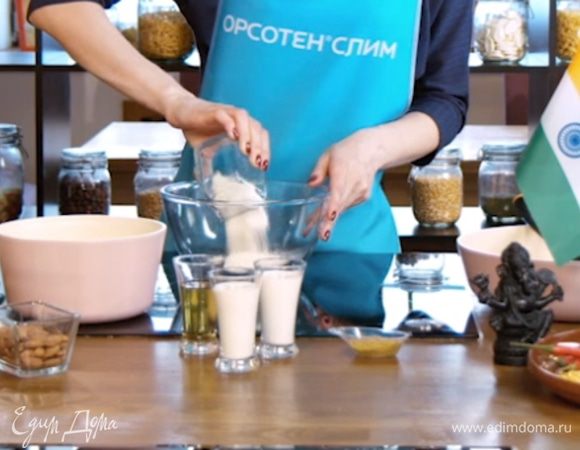 Муку высыпать в отельную миску, посолить и поперчить по вкусу.