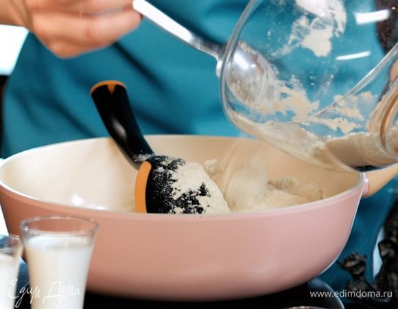 Обжарить курицу.