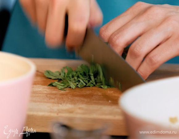 Мелко порубить кинзу. Добавить к курице.