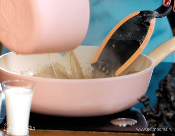 Влить бульон.