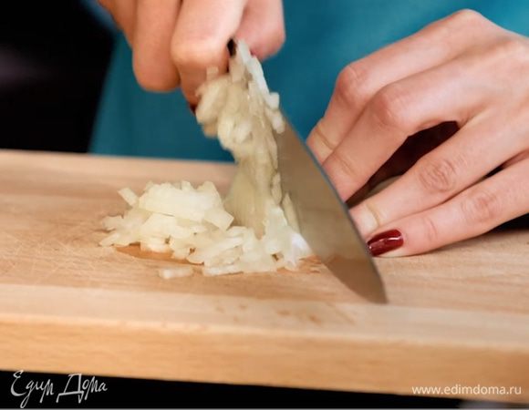 Мелко нарезать лук. Пассеровать лук на среднем огне в кастрюле.