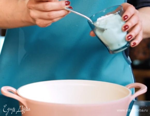 В кастрюлю добавить муку. Перемешать.