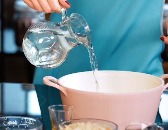 Добавить в кастрюлю воды. Положить фасоль, перемешать. Варить до готовности фасоли.