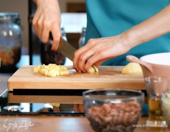 Картофель нарезать мелким кубиком.