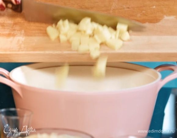 За 5 минут до готовности добавить картофель.