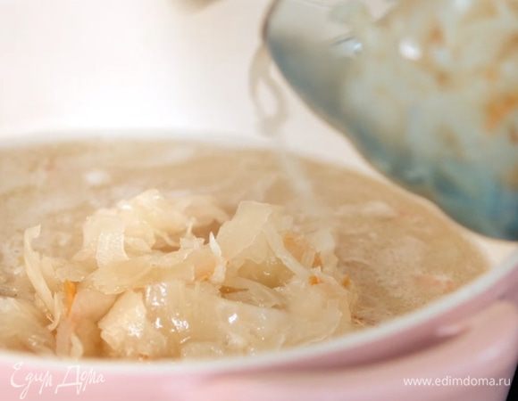 Добавить капусты, чеснок, томатную пасту. Перемешать.