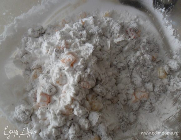 Изюм и цукаты смешать с крахмалом.