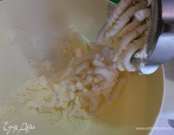 Творог перетереть на сито или пропустить на мясорубке.