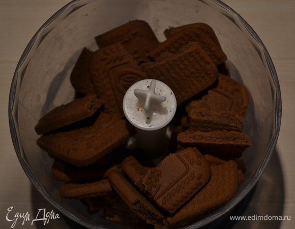 Печенье измельчаем. Можно шоколадное, можно обычное "топленое молоко".  Последнее время пользуюсь шоколадным. Такой интересный вкус...