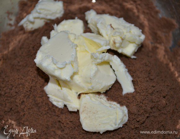 К измельченному печенью добавим сливочное масло. Смешать руками, но не долго, а то начнет таять масло.