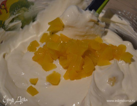 Ещё можно добавить нарезанный персик. Перемешать всё! Ввести 20 гр предварительно замоченного в воде желатина.