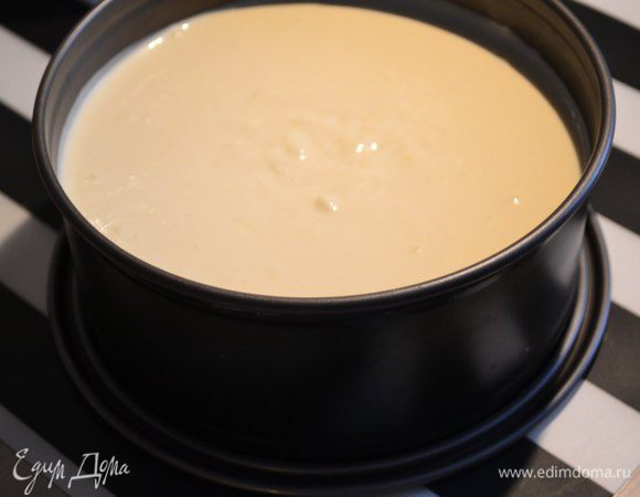 Влить сырную массу в охлажденную нашу форму и убрать в холодильник на 20 минут.