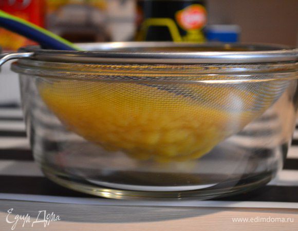 Готовим верхний слой. Можно сделать карамельный соус, можно персиковое, манговое пюре! Для персикового и мангового пюре нужно измельчить фрукты и перетереть через сито и добавить 5 грамм желатина, предварительно замоченного в воде.