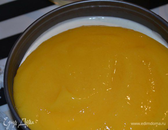 Вылить пюре на творожную массу.