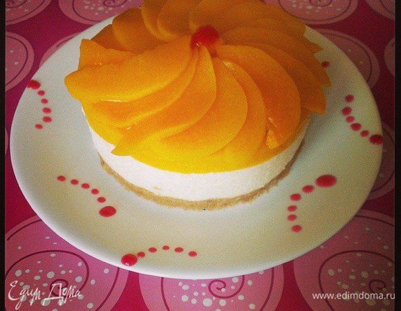 Когда чизкейк готов его нужно достать из формы. Я по краям провожу горячим ножом.
Далее украшаем. Можно персиками...