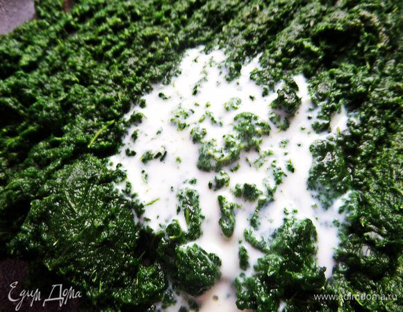 Шпинат размораживаем, добавим сливок.