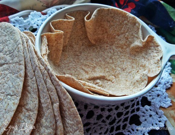 Цельнозерновую тортилью распределим по смазанной огнеупорной форме с высокими бортами. Края лепёшки я тоже смазала.