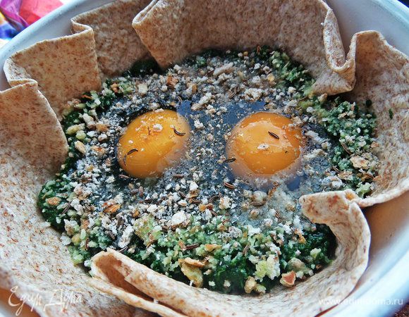 Посыпаем их вокруг желтков, а на желтки - по щепотке соли.