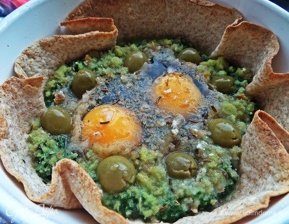 Запекаем при 180* минут 5, потом вынимаем из печки и втыкаем оливки. Если раньше, то они просто утонут в сыром белке!