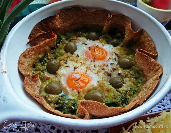 Продолжим выпекать около 10 минут, пока весь белок не схватится, а желток немного жидкий останется. Следим, чтобы съедобная "тарелка" не подгорела.