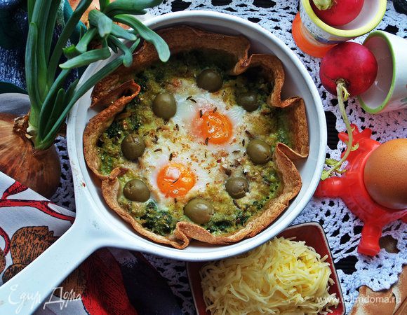 Подаём тут же в горячем виде. При желании можно посыпать сыром, но мне жаль было закрывать такие желточки!