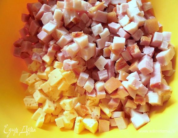 Духовку разогреть до 200 градусов. Сыр и грудинку нарезать крупными кубиками.