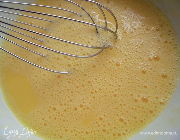 Яйцо взбить с молоком и подсолнечным маслом.