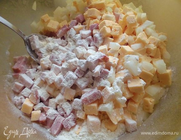Зеленый лук вымыть, просушить и нарезать. Муку просеять вместе с разрыхлителем. Добавить нарезанную грудинку, сыр и лук. Тщательно перемешать.
