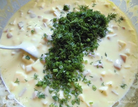 Влить молочно-яичную смесь, еще раз все тщательно перемешать. Форму для выпечки смазать маслом (если нужно) и вылить туда тесто. Выпекать 20-30 минут.