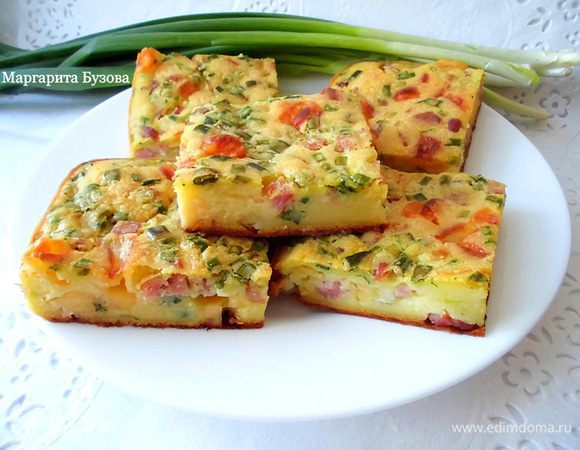 Готовый пирог слегка остудить, затем нарезать и подавать. Приятного аппетита!