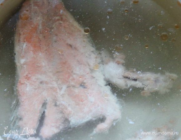 Разделываем рыбу, освобождаем ее от кожи. Вырезаем плавники и хребет и из них готовим бульон. С момента закипания достаточно 15-20 минут. Затем вынимаем из бульона плавники и хребет, снимаем мякоть и отправляем ее снова в бульон.