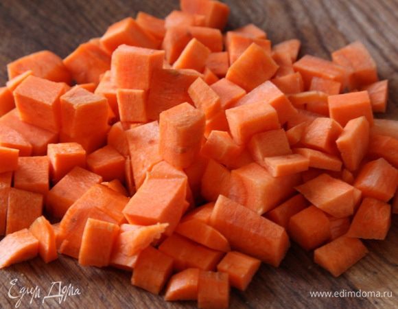 Тоже самое проделываем с морковью. У меня она была достаточно крупной.  