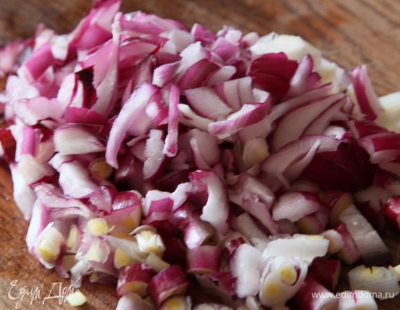 Лук, кроме порея, нарезаем не очень мелко и отправляем в кастрюльку минут через 10 после моркови.