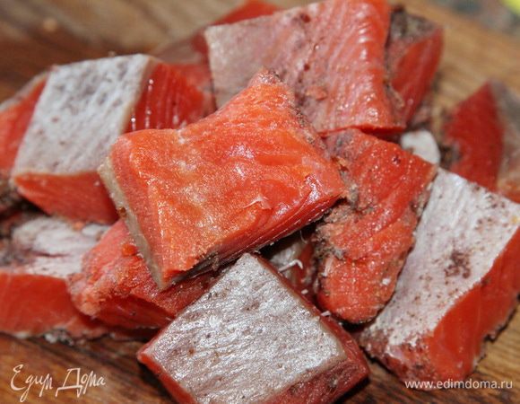 Филе рыбы нарезаем кусочками примерно 3х3 см, если это некрупный минтай или хек, можно половинками.