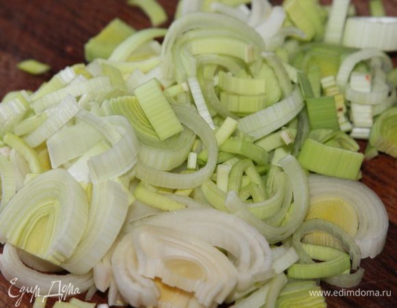 Когда наш суп с луком побулькал минут 5, отправляем рыбу. Нарезаем полукольцами порей, сколько не жалко и тоже отправляем в суп. 