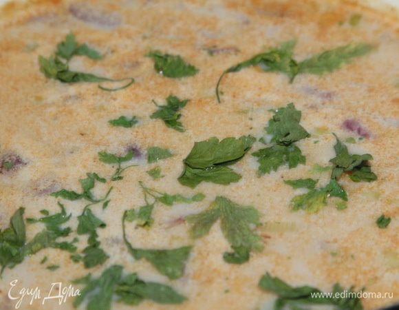 Все это варится вместе с рыбой и пореем еще минут 10-15, а затем мы выливаем в суп 200 мл сливок, желательно 10%, посыпаем петрушкой и специями, готовим со сливками еще минут 5-10 и выключаем. Накрываем крышкой и даем супу отдохнуть минут 10.