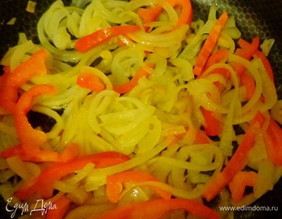 Обжарить лук с болгарским перцем и морковью
