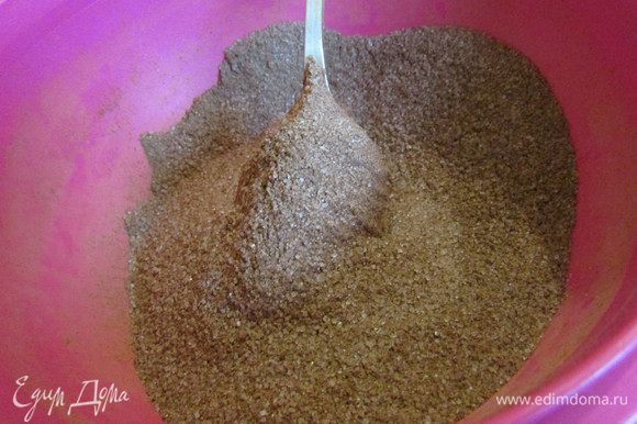 Какао-порошок соединить с сахаром и солью, хорошо перемешать.