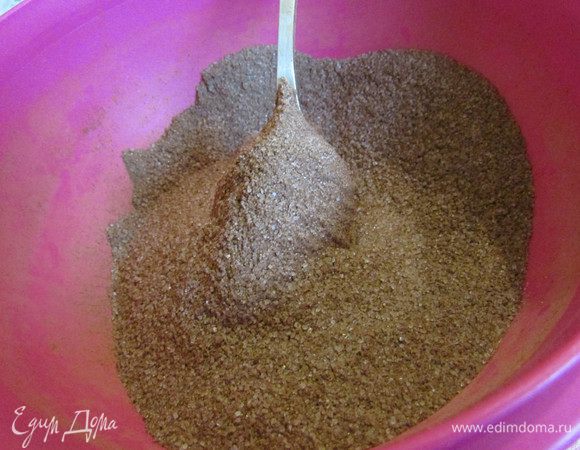 Какао-порошок соединить с сахаром и солью, хорошо перемешать.