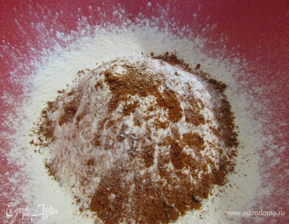 К муке добавить перчик чили, тщательно перемешать.