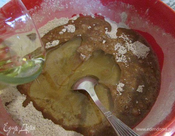 Добавить воду, уксус и растительное масло.